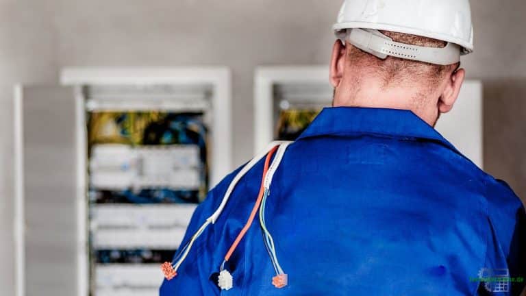 Elektrische Quelle - Techniker bei der Arbeit